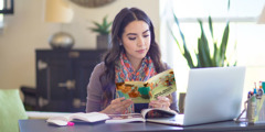 Žena studuje publikace založené na Bibli