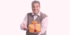 Un hombre sostiene un paquete envuelto en papel de regalo