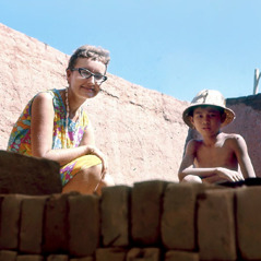 Margaret et un petit garçon, au Laos