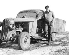 William Samuelson jako nowy betelczyk przy samochodzie używanym na farmie
