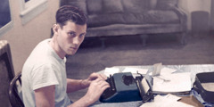 ویلیام سموئلسون در جوانی مشغول استفاده از ماشین تحریر
