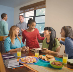 Zwei Familien verbringen zusammen das Familienstudium und essen dazu eine Kleinigkeit