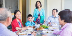 Eine Familie ist gastfreundlich und lädt ein Ehepaar zu sich zum Essen ein