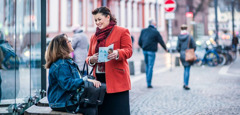 Dans la rue, Şirin offre un tract à une femme
