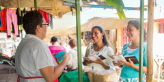 Ике апа-кардәш Типитапа шәһәрендә (Никарагуа) сатучыга вәгазьли