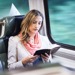 Una mujer lee la Biblia en el tren