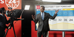Televízny hlásateľ oznamuje predpoveď počasia na 7 dní