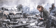 Menschen durchsuchen nach einem Brand die Überreste