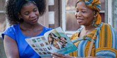 Egy testvérnő felkínálja egy nőnek az Örömteli üzenet Istentől című füzetet