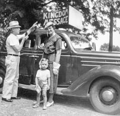Čarls Malahan kad je bio mali sa ocem i majkom pored automobila sa zvučnicima