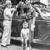 Charles Molohan pikkupoikana isän ja äidin kanssa kaiutinauton edessä