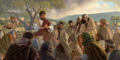 Jesusek bere inguruan bildutako jendetzari irakasten ari da