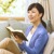 Una mujer leyendo la Biblia