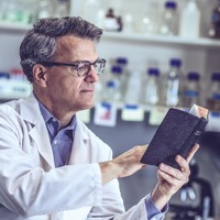 Ένας από τους επιστήμονες που αναφέρθηκαν προηγουμένως διαβάζει τη Γραφή