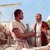 Sứ đồ Phao-lô nói chuyện với một công nhân gần tàu chở hàng hóa