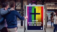 Werbeplakat einer Kirche, die Homosexualität duldet