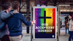 Een reclamebord van een kerk die homoseksualiteit tolereert