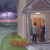 Zwei Brüder klopfen an eine Tür, während im Hintergrund ein Gewitter aufzieht