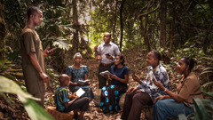 Eine kleine Gruppe Zeugen Jehovas trifft sich in der großen Drangsal zu einer Zusammenkunft in einem Wald