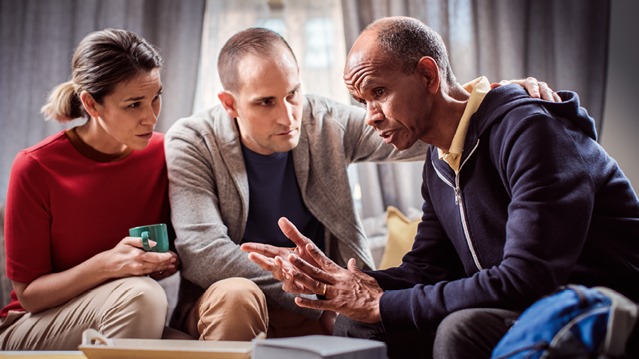 Un cuplu îl ascultă pe un frate care se confruntă cu probleme