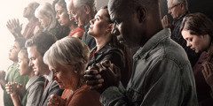 مردمی از سنین و نژادهای مختلف دعا می‌کنند.‏