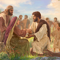 Ο Ιησούς έχει γονατίσει καθώς θεραπεύει μια ηλικιωμένη γυναίκα. Άνθρωποι όλων των ηλικιών πηγαίνουν σε αυτόν.