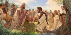 Gesù in ginocchio mentre guarisce una donna anziana. Persone di ogni età gli si avvicinano.