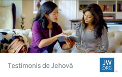 Una targeta de jw.org on apareix una Testimoni de Jehovà llegint un text bíblic a una dona