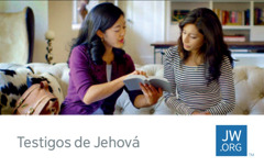 Una tarjeta de contacto de jw.org que muestra a una testigo de Jehová leyendo un texto bíblico a una persona