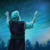 Abraham patrzy na gwiazdy i wznosi ręce.
