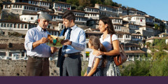 Testigos de Jehová en Albania invitando a un hombre a la Conmemoración