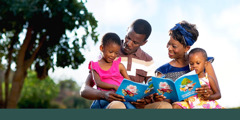 南非的一对夫妻正在和孩子读圣经刊物