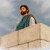 耶稣站在圣殿外墙的顶上