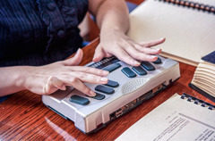 Serie de imágenes: 1) una hermana leyendo una publicación en braille; 2) una hermana usando un anotador braille