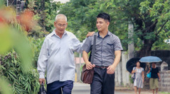 A scene from the video ‘Youths​—Taste and See That Jehovah Is Good.’ A younger brother who appreciates the help of older ones accompanies an elderly brother in the field ministry.