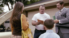 Una imagen del video Jehová disciplina a quien ama. Canon predicando con su padres cuando era niño.