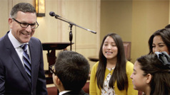 Una imagen del video Jehová disciplina a quien ama. Canon hablando con los niños en la congregación muchos años después.