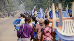 Sěmbaụ adegan bọu video ’Kasih Tidak Akan Berakhir Meski Mengalami . . . Kemiskinan—Kongo’. Komol᷊angu anạu sěmbaụ dụdal᷊eng makoạ sarang tampạ pertemuan. Lawọ nẹ̌bawa kadera dingangu manga barang wal᷊inẹ.