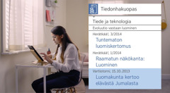 Kuva videosta ”Koe opetuslasten tekemisestä tulevaa iloa – Ota vastaan Jehovan apu – Käytä tutkimisen apuvälineitä”. Iina etsii Tiedonhakuoppaasta tietoa luomisesta.