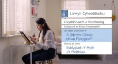 Golygfa o’r fideo “Cael Llawenydd Drwy Wneud Disgyblion—Derbyn Help Jehofa—Defnyddio Adnoddau Ymchwil.” Mae Neeta yn defnyddio’r “Llawlyfr Cyhoeddiadau” i gael hyd i wybodaeth ar hanes y creu.