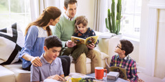 Γονείς μελετούν με τα παιδιά τους το βιβλίο «Μάθε από τον Μεγάλο Δάσκαλο».