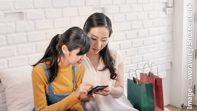 Σκηνή από το βίντεο «Τα Εφηβικά μου Χρόνια​—Πώς Μπορώ να Μιλάω με τους Γονείς Μου;» Έφηβη μιλάει με τη μητέρα της και της δείχνει κάτι στο κινητό.