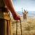 Hiiglaslik Koljat seisab oma kilbikandjaga lahinguväljal ja mõnitab Taavetit.
