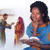 En lisant la Bible, une sœur médite au sujet de la supplication qu’Adoniya a faite à Bethsabée.
