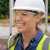 Image extraite de la vidéo « Franchissez avec foi “la porte ouverte pour l’activité” : Participer à un projet de construction ». Sarah se trouve sur un chantier de construction, un casque sur la tête et un large sourire aux lèvres.