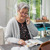 Η γιαγιά στη φωτογραφία του άρθρου «Βάλτε Στόχους για το Νέο Υπηρεσιακό Έτος​—Σκαπανικό» κάνει Γραφική μελέτη από το τηλέφωνο με το βιβλιάριο «Ευτυχισμένη Ζωή για Πάντα!»