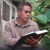 Scena z filmu „Budowanie domu, który okaże się trwały — ‛Bądźmy zadowoleni z tego, co mamy’”. Ángel czyta Biblię.