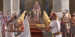 La reina de Saba le lleva regalos al rey Salomón. Él la recibe de pie en la escalera que lleva a su trono, mientras abajo hay varios cantores y guardias.