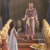 Král Šalomoun stojí a vítá královnu ze Sáby, která mu přináší dary