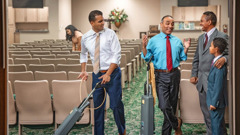 Veli katsoo ärsyyntyneenä, kun toinen veli juttelee iloisesti isän ja pojan kanssa sen sijaan että siivoaisi valtakunnansalia.